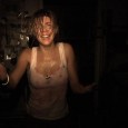 Contada con la misma técnica usada en The Blair Witch Project, seguimos a una reportera y un grupo de bomberos entrar a un edificio de departamentos para apoyar a la policia local en un caso de rutina, sin saber que que dentro existe la alerta biológica favorita de todos:zombies. 